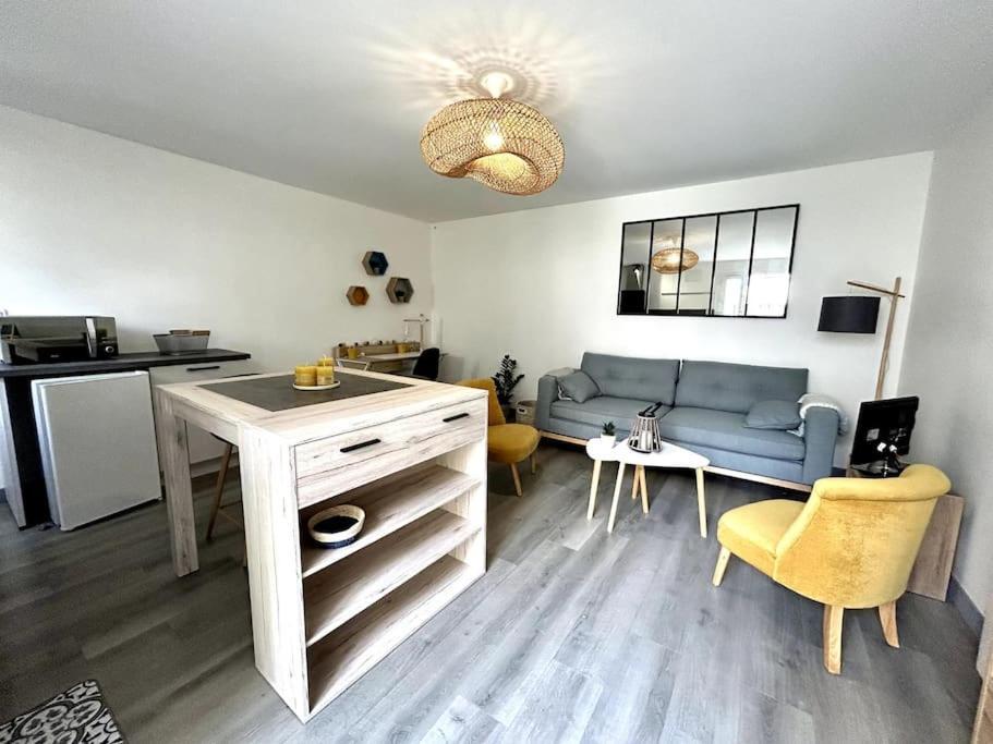 Cote Cour - Appartement En Plein Centre-Ville & Proche Des Thermes Rochefort  Bagian luar foto
