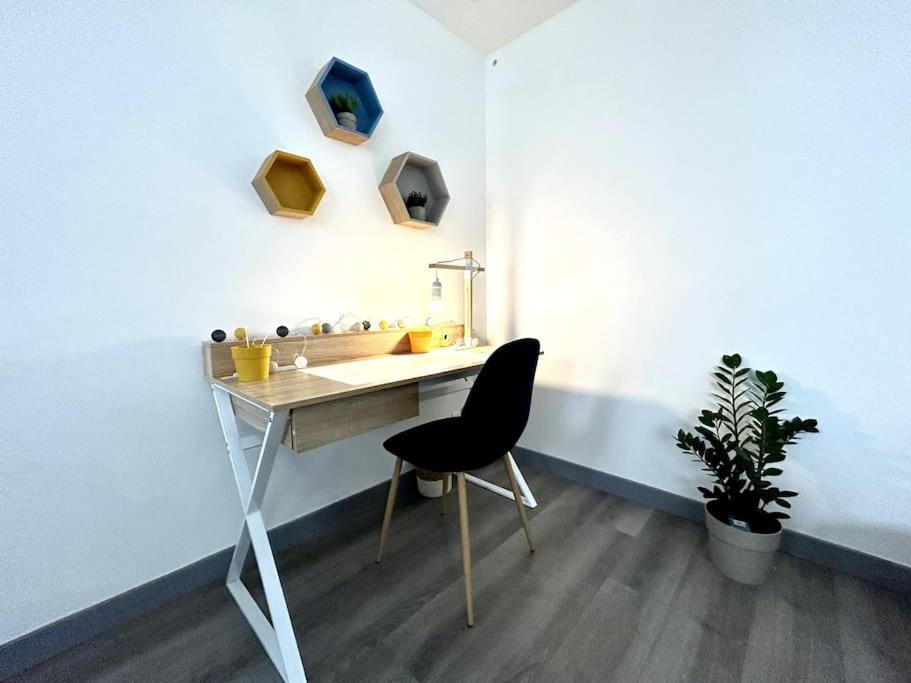 Cote Cour - Appartement En Plein Centre-Ville & Proche Des Thermes Rochefort  Bagian luar foto