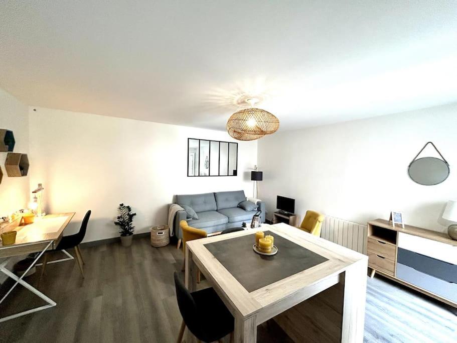 Cote Cour - Appartement En Plein Centre-Ville & Proche Des Thermes Rochefort  Bagian luar foto
